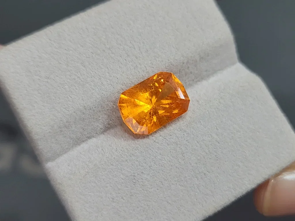 Garnet spessartine cushion cut 6.17carats, Srilanka - Image 3